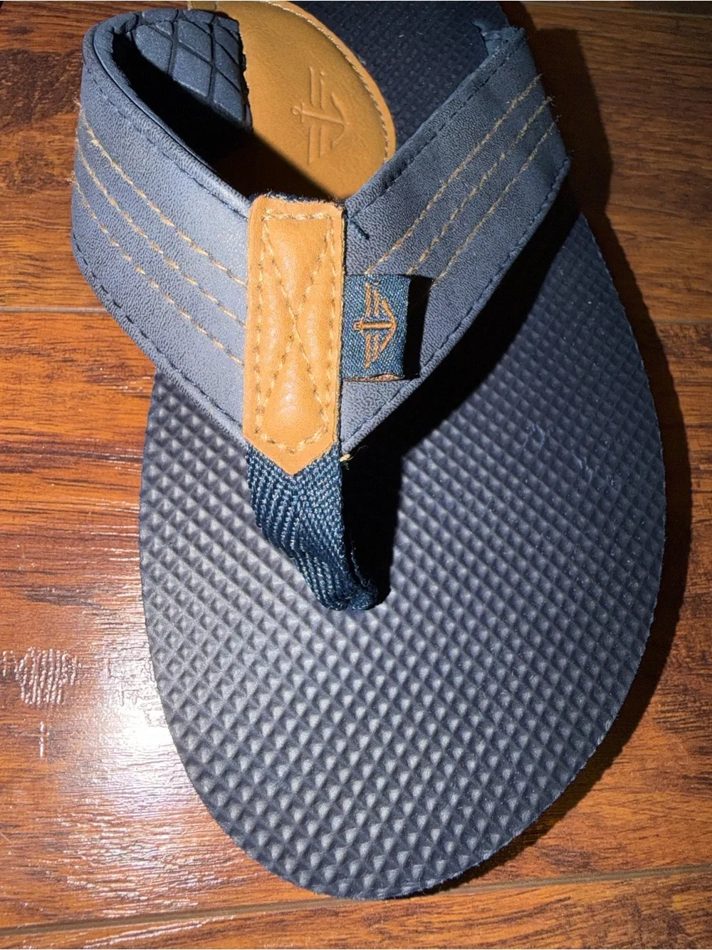 Dockers Navy blue Men’s flip-flop arch support sandals with tan accents 8/9